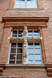 <center>Albi</center>L’Hôtel de Ville (XVIIe siècle). Le premier étage est percé d'une fenêtre à meneaux, à encadrement en briques, de même que les pilastres. Les meneaux portent des sculptures.