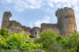 <center>Najac : Forteresse Royale. </center>Jean d'Arcis, sénéchal du Rouergue, entreprend la construction, en 1253, du château neuf sur l'éperon étroit et escarpé où se trouve l'unique tour qui va être remaniée et englobée dans un château fort gothique, du modèle dit Philippien. Les courtines sont élevées à 25 mètres de hauteur, inaccessibles aux échelles des assaillants. L’étroitesse de l’éperon, défendu par plusieurs lignes d’enceinte, rend vaines les bombardes et périlleuse l’approche.