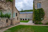 <center>Abbaye de Beaulieu-en-Rouergue  </center>A gauche, le cellier au rez-de-chaussée avec au-dessus, le dortoir des convers transformé au XVIIe siècle en chambres d'hôtes. Le  bâtiment reconstruit au XVIIe siècle,  comprenant le réfectoire au rez-de-chaussée, et des salons à l'étage. Au fond, l'emplacement du cloître (disparu) et la salle capitulaire au rez-de-chaussée, le dortoir des moines au premier étage.