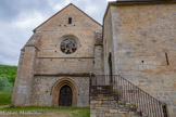 <center>Abbaye de Beaulieu-en-Rouergue  </center>Façade de l'église. Située dans la vallée de la Seye, dans l'ancienne province du Rouergue, l'abbaye fut fondée à la demande de l'évêque de Rodez, Adhémar III, et d'Archambaud de Cuzoul, en 1141 ou 1144, le 20 août, par des moines cisterciens venant de Clairvaux après la visite des lieux par saint Bernard. Il s'agit de la 44e abbaye-fille de Clairvaux. Au XIIIe siècle les modestes bâtiments d'origine sont reconstruits et la Seye est canalisée pour alimenter les viviers. Les habitations, la salle capitulaire et le réfectoire sont reconstruits avant 1250. L'église est reconstruire après 1272 date d'un don de l'évêque de Rodez Vivian de Boyer, qualifié de second fondateur de l'abbaye. L'église a été commencée par le chœur, à l'est, après la donation de 1272, pour se terminer par la façade au début du XIVe siècle. Au XIVe siècle est également construit le cloître.