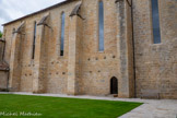 <center>Abbaye de Beaulieu-en-Rouergue  </center>Du cloître, il ne reste rien d'autre que les trous dans les murs indiquant qu'il était couvert d'une charpente et quelques chapiteaux encastrés dans la façade occidentale sur cour.