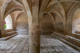 <center>Abbaye de Beaulieu-en-Rouergue  </center>La salle capitulaire. Chaque jour, après l'office de prime (6 h 30), ils assistaient à la lecture commentée d'un chapitre de la Règle de saint Benoît, assis sur la banquette de pierre le long des murs.