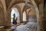 <center>Abbaye de Beaulieu-en-Rouergue  </center>La salle capitulaire. Elle est couverte de six voûtes d'ogives reposant sur deux colonnes et des consoles placées dans les murs. Cette salle a été construite avant l'église, peut-être dans les premières années du XIIIe siècle.