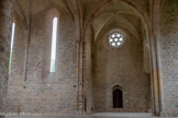 <center>Abbaye de Beaulieu-en-Rouergue  </center>Un vaste transept sépare la nef du chœur. Chaque bras du transept accueille une chapelle. Au nord, le transept est percé d’une porte en arc brisé dite « porte des morts » qui, selon la tradition, conduisait au cimetière.