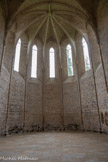 <center>Abbaye de Beaulieu-en-Rouergue  </center>Le chœur. L’abbatiale est composée d’une longue nef a vaisseau unique, éclairée par de hautes baies dites « en lancettes ».