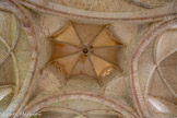 <center>Abbaye de Beaulieu-en-Rouergue  </center>Sur la croisée du transept de plan barlong est posée une lanterne octogonale, portée par quatre trompes d'angle, raidie par huit nervures rayonnantes autour d'un oculus central. Les faces placées au-dessus des trompes sont percées par des roses à réseaux.