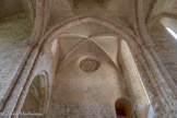 <center>Abbaye de Beaulieu-en-Rouergue  </center>Un vaste transept sépare la nef du chœur. Chaque bras du transept accueille une chapelle. Au sud, l’escalier des matines permet d'accéder à l’église depuis le premier étage de l’aile des moines. Détruit après la Révolution, il a fait place à un escalier contemporain. L'étoile ou la rose représente l'incarnation de Dieu en homme.