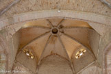 <center>Abbaye de Beaulieu-en-Rouergue  </center>Une tour-lanterne octogonale surmonte la croisée du transept, l’éclairant de quatre rosaces. Celles-ci, ainsi que celle du transept nord, ont reçu en 1976 des vitraux créés par l’artiste verrier Dominique Fleury.
