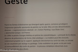 <center>Abbaye de Beaulieu-en-Rouergue  </center>Gest. Parmi les formes d’abstraction qui émergent après-guerre, certaines privilégient l’expression gestuelle spontanée du peintre sur la toile. Elles ont des dénominations diverses : « expressionnisme abstrait »et « Action Painting » aux États-Unis, « abstraction lyrique » en France.
En 1956, le peintre Georges Mathieu en précise les caractéristiques : « primauté de la vitesse, l’absence de préexistence de forme, état extatique ». La matière peut être brossée, violemment projetée sur le support, appliquée directement au sortir du tube, ou encore se voir soustraire par raclage ou grattage. Cette exaltation du geste va de pair avec ; un renouvellement des outils du peintre - le pinceau cohabitant désormais avec les instruments les plus divers.