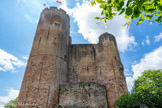 <center>Najac : Forteresse Royale. </center>A gauche, le donjon, au milieu, la terrasse bâtie sur la citerne, à droite, une tour ronde.