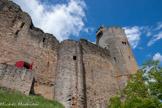 <center>Najac : Forteresse Royale. </center>Les nouvelles tours rondes, implantées directement sur le roc, découragent la sape. Leurs archères hautes de 6,80 mètres, réputées les plus hautes du monde, permettent la défense dans toutes les directions. À 39 mètres, la terrasse du donjon permet de communiquer avec les autres points forts de la région.