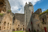 <center>Najac : Forteresse Royale. </center>Partie droite de la cour avec le donjon.
