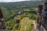 <center>Najac : Forteresse Royale. </center>Le sommet du donjon. Le chemin d'accès, l'église.
