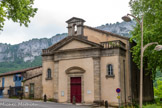 <center>Saint-Antonin-Noble-Val </center>Le temple. Lors des guerres de religions, Saint-Antonin adopte la religion réformée et en 1562, après une lutte acharnée, les « papistes » sont chassés de Saint-Antonin qui se déclare « République Protestante ». Les batailles sont rudes, l'abbaye et les églises sont détruites. La ville renforce ses remparts. • En 1622 Louis XIII fait le siège de Saint-Antonin, investit la ville et fait raser les remparts. Les catholiques reviennent et les deux communautés cohabitent tant bien que mal jusqu'à la Révocation de l'Édit de Nantes (1685) où les dragonnades et l'inquisition obligent les protestants à abjurer ou à fuir. La ville est reprise en main par le Roi de France : c'est la fin des privilèges accordés et confirmés depuis le XIIIème siècle et la décadence progressive de la vie économique et politique.
Aux XVIIIème et XIXème siècles de beaux bâtiments religieux (couvent des Génovéfains) et civils (maisons bourgeoises) ne suffisent pas à masquer le déclin de la cité.