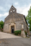 <center>Église Notre-Dame-de-l'Assomption de Bruniquel</center>C'est à la fin du XIIIe siècle, lors de l'accroissement de la population hors de l’enceinte primitive, que fut bâtie sur l'emplacement actuel une église qualifiée de neuve dans un texte de 1309. Elle était alors de forme rectangulaire à chevet plat, et flanquée de chapelles latérales, au moins au nord..
En 1355, elle était englobée dans le nouveau rempart, le mur neuf.
Cette église fut détruite en 1622, lors des guerres de Religion. On en retrouve les vestiges dans une chapelle sur le côté gauche du cœur.
Le bâtiment actuel a été bâti à partir de 1627. Par la suite, le chevet plat est transformé en une abside semi-circulaire. La façade occidentale est enfin reprise en 1814, avec l'édification de l'actuel clocher-mur avec un fronton triangulaire qui est daté. En 1966, modification de l'autel, l'ancien autel est transféré dans la chapelle du Saint Sacrement
En 1984, le décapage de l'enduit du XIXe siècle permet la mise à nu des très belles pierres de pays du chœur et du bas du mur. A droite, le monument aux morts.
