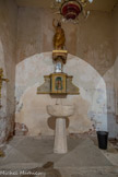 <center>Église Notre-Dame-de-l'Assomption de Bruniquel</center>Les fonts baptismaux et la statue de Saint Jean-Baptiste.