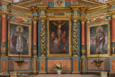<center>L’église Saint Corneille de Puycelsi</center>Le retable, datant de la contre-réforme, fut érigé en 1671 dans le chœur de l'église; il a été restauré en 1987. Il a été construit de juillet 1671 à avril 1672 par Jean Courdié, menuisier de Montricoux (82) selon une commande des élus (bailles) et du clergé de Puycelsi. Il est construit entièrement et exclusivement eh bois de noyer.
En bas à gauche, Saint Corneille.
En bas au centre un tableau représentant la descente de Croix entourée de Marie et Marie Magdeleine. Tableau réalisé à cette occasion. En bas à droite, Saint Pierre. Retable à trois compartiments, logeant trois tableaux, séparés par 6 colonnes à chapiteau d'ordre corinthien : 4 cannelées, 2 torses. Encadrant le tableau central, deux colonnes torses, chargées de guirlandes de feuilles, de sarmenst et de grappes de raisin.