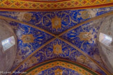 <center>L’église Saint Corneille de Puycelsi</center>Plafond de la nef. Le plafond a été réalisé par les mêmes artistes que ceux de la cathédrale d’ Albi : même couleurs, même motifs. Cette voûte d’un bleu profond, d’une hauteur de 20m, est
décorée de feuilles d’acanthe et de scènes représentant les saints et les symboles de la Passion du Christ.