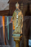 <center>L’église Saint Corneille de Puycelsi</center>La statue de St Corneille. C'est le vingt-et-unième pape, succédant à Fabien. Après la mort de Fabien en 250, la persécution de l'empereur Dèce est d'une telle violence que les chrétiens de Rome doivent attendre plus d'un an pour élire un nouvel évêque. La primauté de l'Eglise de Rome est déjà affirmée et pour répondre aux sollicitations des autres Eglises les clercs font appel à Novatien, auteur de nombreux ouvrages et qui possède selon les critères de l'époque une belle plume. Novatien  en est persuadé : il est le seul à pouvoir être élu nouvel évêque de Rome. En mars 251 l'élection a lieu et surprise : c'est le prêtre Corneille qui est élu. La raison en est simple. De nombreux chrétiens, lors de la persécution de Dèce, ont abjuré leur foi par peur ou opportunisme. Ils sont nombreux à vouloir entrer dans l'Eglise à nouveau. Deux attitudes s'opposent alors: les intransigeants autour de Novatien, et ceux adeptes du pardon qui réussissent à faire élire Corneille.