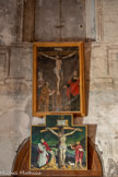 <center>L’église Saint Corneille de Puycelsi</center>Tableau : Crucifixion.  Christ en croix avec, à gauche une femme inconnue et un prélat à genoux, et saint Jean l'Evangéliste à droite. XIXe siècle. Au-dessus du tableau, on aperçoit une fenêtre en trompe-l’œil. Au-dessous du tableau, on peut voir une copie de la crucifixion du retable d'Issenheim, de Grunewald, réalisée par un artiste de Puycelsi, Armand Thullier.