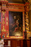 <center>Gaillac</center>L’église Saint-Pierre. Retable de St Pierre. Deux panneaux historiés décorent la partie base du centre du retable.
Saint Mathieu : Assis dans un fauteuil à haut dossier, Mathieu, barbu, vêtu d'un grand manteau à large col et coiffé d'un chapeau pointu, tient une canne de la main gauche. De sa main droite il soupèse l'une des trois bourses placées sur une table recouverte d'une lourde nappe quand son regard est attiré par un halo et des raies de lumière venant du plafond de la pièce et de la seule fenêtre qui l'éclaire en touchant jusqu'à l'auréole qui encadre son visage. Ainsi est représenté l'épisode où le percepteur Mathieu vient d'entendre la voix du Seigneur lui demandant de le suivre. Avec une facture assez populaire, le sculpteur a représenté sur le même panneau les trois moments de la vocation de Mathieu : son travail de trésorier, la réception du message divin qui va transformer sa vie et sa conversion immédiate avec la figuration de son départ marqué ici par son vêtement et sa canne de pèlerin.