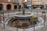 <center>Gaillac</center>La fontaine du Griffoul se compose d’une vasque en marbre du XVIIIe siècle garnie d’un groupe sculpté en bronze datant de la fin du XVIe siècle. Une riche ornementation composée de masques et de guirlandes est visible sur la vasque, surmontée en son centre par une lourde ornementation.