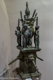 <center>Gaillac</center>Groupe décoratif de la Fontaine du Griffoul. Bronze et laiton XVe siècle
L’ensemble de la fontaine est composé d'un groupe de bronze, riche et harmonieux, d'inspiration antique Le sodé, parallélépipédique à base carrée est agrémenté sur chaque face de têtes de lion cracheur d'eau à l’abondante crinière. Ce socle est surmonté d’une urne sur laquelle est juché un coq, emblème de la ville. A chaque angle et appuyé à l'urne, Silène, dieu des sources et de l'ivresse, vêtu d’une simple chlamyde dévoilant sa nudité, la main droite appuyée sur un gourdin, tient sur son bras gauche replié, le jeune Dionysos dont il fut le père nourricier.