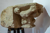 <center>Gaillac</center>Chapiteau. Décor : créatures fantastiques entremêlées. Pierre. XIIe siècle.