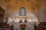 <center>Notre Dame de La Jonquière de Lisle-sur-Tarn</center>Chapelle de la Vierge.
L'arc d'ouverture est en ogive et présente la particularité d'un second arceau à l'intérieur, comme la chapelle Saint-Roch. Son décor a été refait en 1844 avec la mise en place de «la statue de la Vierge en plâtre», puis repeinte en 1882 par un ouvrier d'art italien. Elle a été badigeonnée dans les années 1960, mais nous constatons aujourd’hui son état critique. Cette chapelle ne semble pas avoir été consacrée au culte de la Vierge dès l'origine. A droite, la petite statue, Vierge de Borja, offerte par la ville espagnole jumelée avec Lisle au début du XXème siècle.