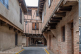 <center>Lisle-sur-Tarn</center>La rue du port : Axe important reliant le port à la place aux arcades, lieu d’échanges et de négoce de la Bastide.
Cette rue a gardé son authenticité avec ses façades à colombages et ses « souleillous », encore visibles aujourd’hui.