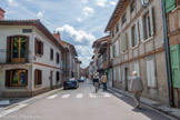 <center>Lisle-sur-Tarn</center>Rue St Louis ets la rue principale, sur le tracé de l’ancienne route royale. Elle évoque Louis IX et la croisade contre les Albigeois