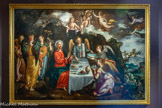 <center>Le musée Goya.</center>Francisco PACHECO
(SANLÙCAR, 1564 – SEVILLE, 1644)
Le Christ servi par les anges dans le désert. 1616.
HUILE SUR TOILE
Destiné au réfectoire du couvent San Clemente el Real de Séville, ce tableau demeure le chef- d’œuvre de Pacheco. Le Christ au centre en rouge, est assis seul devant un repas servi par des anges. Cet épisode biblique fait suite à son jeûne de quarante jours dans le désert et sa tentation par le Diable. Ce tableau mêle la symbolique chrétienne de la messe à un sujet profane, une nature morte exécutée par Diego Velázquez lorsqu’il était apprenti dans l’atelier de Pacheco. Peintre maniériste tardif, Pacheco est aussi un poète reconnu et l’animateur d’une académie réunissant les esprits de Séville.
Il est l’auteur du traité L’Art Peinture (publié post-mortem en 1649) inspiré des modèles italiens, références incontournables dans le domaine artistique.