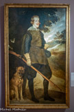 <center>Le musée Goya.</center>Diego VELÂZQUEZ
(Séville, 1599 – Madrid, 1660)
Portrait de Philippe IV en chasseur
VERS 1634-1636 HUILE SUR TOILE
Peintre du Roi d’Espagne lorsqu’il réalise ce tableau, Velâzquez propose un portrait intimiste de Philippe IV en costume de chasse. Le Roi est représenté en pied dans un environnement naturel, sous un chêne (symbole de force et de majesté), tenant son fusil d’une main, sa casquette de l’autre. Un chien, fidèle compagnon du pouvoir est à ses côtés. La sobriété du costume et de la pose obéit à la règle fixée par la cour d’Espagne.
Le tableau met en évidence le naturalisme du peintre et sa grande maîtrise des couleurs. Ce portrait psychologique souligne également la relation de confiance entre le souverain et son peintre. Une autre version de ce tableau, destinée au pavillon de chasse du Roi, la Torre de la Parada, aujourd’hui disparu, est conservée au musée du Prado à Madrid. Le Roi y est représenté selon l’étiquette de la cour avec son couvre-chef sur la tête.
