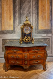 <center>Le musée Goya.</center>Isaac THU RET
(VERS 1630-1706)
Cartel à mouvement au quart
CUIVRE, BOIS, ÉCAILLE DE TORTUE .<br>
Anonyme
ÉCOLE FRANÇAISE - XVIIIe SIÈCLE (1ère MOITIÉ)
Commode
BOIS, MARBRE, BRONZE