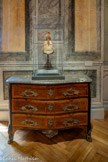 <center>Le musée Goya.</center>Anonyme
ÉCOLE FRANÇAISE - XVIIIe SIÈCLE (1ère MOITIÉ)
Commode
BOIS, MARBRE, BRONZE
LEGS VALENTINE BRIGUIBOUL, 1928