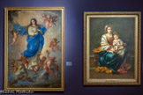 <center>Le musée Goya.</center>Claudio COELLO
(MADRID, 1642 - ID, 1693)
L’Immaculée Conception
1676
HUILE SUR TOILE
<br> Bartolomé Estebàn MURILLO
(SÉVILLE, 1617- ID. 1682)
La Vierge au chapelet
Vers 1650 HUILE SUR TOILE
Marie et l’Enfant Jésus sont ici réunis dans une composition harmonieuse et intimiste. Cette œuvre fait partie d’un ensemble d’une vingtaine d’œuvres du même sujet qui jalonnent la carrière de l’artiste. Le thème, lié aux idées nouvelles de la Contre-Réforme, vise à intégrer la religion dans la vie quotidienne des fidèles tout en sollicitant leur sensibilité. Murillo, parfait représentant de ce courant, s’inspire avec bienveillance des gens du peuple et fait adopter à ses personnages les traits d’une jeune sévillane et d’un petit enfant. Un jeu de clair-obscur souligne les drapés amples et soyeux de cette Vierge à l’enfant.