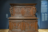 <center>Le musée Goya.</center>Nicolas LEBLEE
ÉCOLE FRANÇAISE - XVIe SIÈCLE
Cabinet français à secret, dit « Meuble aux sirènes »
1592
NOYER
Ce meuble d’époque Renaissance réalisé en noyer est orné d’un décor exceptionnel, abondant et luxurieux qui laisse penser qu’il était destiné à recevoir des objets précieux. Sur la corniche supérieure est inscrite la date de 1592 ainsi que le nom de Nicolas Leblee, sans doute la signature du maître ébéniste. Le vocabulaire décoratif venu d’Italie traduit ici les nouvelles tendances tout en s’appuyant sur une symétrie rigoureuse dans laquelle se presse une faune végétale et animale, réelle et fantastique.