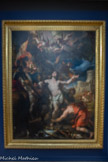 <center>Le musée Goya.</center>Sebastián MUÑOZ
(SEGOVIE, 1654 - MADRID, 1600)
Le Martyre de saint Sébastien
VERS 1687 HUILE SUR TOILE
Saint Sébastien est l’un des plus célèbres martyrs chrétiens ayant vécu au IIIe siècle. Le peintre choisit d’évoquer la préparation de son supplice en évitant toute image sanglante. Il se livre ici à une magnifique étude de nu inspiré de l'Antiquité. Au centre du tableau et en pleine lumière, saint Sébastien légèrement déhanché regarde vers le ciel qui s’ouvre et laisse apparaître les anges, dans une construction pyramidale. Alors que le premier plan illustre le supplice du saint qui doit être criblé de flèches, le second plan nous montre sa mort par bastonnade. L’œuvre est signée en bas à gauche. Muñoz est l’un des élèves les plus doués de Coello, dernier grand maître du Siècle d’Or de l’école de Madrid.