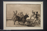 <center>Le musée Goya.</center>La canaille s’acharne avec des lances, des demi-lunes, des banderilles et d’autres armes.
EAU-FORTE, AQUATINTE BRUNIE ET POINTE SÈCHE.
SÉRIE LA TAUROMACHIE (1815-1816) – PLANCHE 12