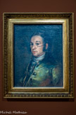 <center>Le musée Goya.</center>Francisco de GOYA Y LUCIENTES
(FUENDETODOS, 1746 - BORDEAUX, 1828)
Autoportrait aux lunettes
VERS 1800 HUILE SUR TOILE.
Dans cet Autoportrait aux lunettes, Goya se représente âgé de cinquante-trois ans. Il est alors au sommet de sa gloire en sa qualité de premier peintre de la Chambre du Roi. La même année il réalise la série gravée des Caprices. En 1792, Goya écrit à son ami Zapater que sa vue a faibli et qu’il doit porter des lunettes. Son regard trahit sa presbytie et sa volonté de montrer sans complaisance ce qu’il est exactement dans l’instant représenté.
Le vêtement, de soie ou de velours vert, est traité en glacis polychromes. L'écharpe blanche souligne son visage. Le buste, plus suggéré que dessiné, est fait d’un cerne noir. Des éclats de blanc sur les boutons et le devant de la veste ajoutent à la densité de la composition par le jeu de la lumière.
Les autoportraits de Goya jalonnent sa vie, une trentaine est répertoriée. Deux autres versions de ce tableau sont conservées par les musées d’Agen et de Bayonne. Si le tableau de Castres est considéré comme le plus abouti de ces trois autoportraits, une récente étude menée per le Centre de Recherche et de Restauration des Musées de France fait état de différences dans la technique de construction de l’œuvre, visibles sur les radiographies.