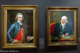 <center>Le musée Goya.</center>Francisco BAYEU Y SUBIAS
(SARAGOSSE, 1734 - MADRID, 1796)
Homme tenant une lettre
S.D.
HUILE SUR TOILE
ŒUVRE RÉCUPÉRÉE A LA FIN DE LA SECONDE GUERRE MONDIALE, DÉPOSÉE LE 4 OCTOBRE1954 PAR LE MUSÉE DU LOUVRE, EN ATTENTE DE SA RESTITUTION À SES LEGITIMES PROPRIÉTAIRES.
Le modèle est vêtu à la mode française posant devant un décor de draperies. Il porte une perruque dite en « ailes de pigeon » particulièrement en vogue au XVIIIe siècle. L’allure est fière, le regard est franc et laisse transparaître une expression bienveillante. Ce portrait d’homme n’a pu être identifié en raison de l’inscription illisible sur le billet tenu dans sa main gauche. Mais la richesse de son costume laisse supposer qu’il s’agit d’un aristocrate. Francisco Bayeu est un peintre reconnu, surnommé « l’Apelle espagnol » en référence au célèbre peintre grec qui vécut au IVe siècle av. J.C. Ami et beau-frère de Goya, il joue un rôle important dans la carrière de ce dernier. <br> Francisco LACOMA Y FONTANET
(BARCELONE, 1778 - PARIS, 1849)
Portrait de Jean-François Cailhava
1814
HUILE SUR TOILE