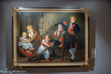 <center>Le musée Goya.</center>Vicente LÓPEZ Y PORTAÑA
(VALENCE, 1772 - MADRID, 1850)
Les Enfants du Comte Casa Florezi
VERS 1828 >
HUILE SUR TOILE
Ce tableau met en scène les cinq enfants du Comté Casa Florez, grand diplomate à la cour d’Espagne, représentés dans un intérieur de palais. Le cadrage serré permet de mettre en valeur la physionomie de chaque enfant dans une véritable galerie de de portraits. À droite José, l’ainé, est assis et porte la tenue des Gardes du corps, reconnaissable à son bicorne et à sa cocarde. Debout à sa gauche, son frère cadet Juan est vêtu de l’uniforme d’unité d’infanterie des Gardes royaux espagnols Les plus jeunes frères, Rafael et Gabriel, entourent leur sœur cadette, Pilar. Cette scène intime est révélatrice d’un changement de mentalité et d’une évolution de la place de l’enfant dans la société
