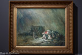 <center>Le musée Goya.</center>Eugenio LUCAS Y VELÂZQUEZ
(MADRID, 1817 ID. 1870)
La Diligence sous l’orage
1859
HUILE SUR TOILE
Dans cette scène de genre, le peintre réussit parfaitement à suggérer la lutte des personnages, vus de dos, contre ta violence du vent et l’intensité de la pluie. La palette de couleur restreinte et la lumière qui éclaire le groupe des femmes mettent l’accent sur le côté dramatique de la situation. Grand admirateur de Goya, Lucas y Velázquez est l’artiste romantique espagnol qui a su le mieux comprendre l’art du maître, tout en développant une peinture imaginative faite de visions fantastiques dans l’esprit romantique le plus authentique.