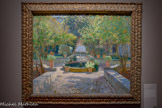 <center>Le musée Goya.</center>Santiago RUSINOL Y PRATS
(BARCELONE, 1861 - ARANJUEZ, 1631)
La Cour des orangers
1904
HUILE SUR TOILE.
Ce tableau représente la cour intérieure d’une belle demeure située à Soler sur l’île de Majorque. L’artiste y célèbre la vie domestique et le bien-être chez soi. La composition symétrique et équilibrée du tableau intensifie la sensation d’harmonie et de paix intérieure qui règne dans ce jardin idéal où la figure humaine est absente. Les couleurs chaudes et la touche rapide du pinceau, la lumière et (es ombres bleutées produites par les arbres, évoquent (es leçons apprises des impressionnistes lors du séjour parisien de l’artiste. Reconnu pour ses peintures de jardins catalans ou andalous, Rusinol fut un acteur incontournable du modernisme catalan, mais aussi un grand écrivain et dramaturge.