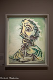 <center>Le musée Goya.</center>Pablo PICASSO
(MALAQA, 1881 - MOUGINS, 1973)
Buste d’homme écrivant
1971
HUILE SUR TOILE
Picasso est âgé de 90 ans lorsqu’il réalise ce portrait. Couronné de laurier, le poète écrivant est représenté tout en courbes et en tourbillons colorés. Picasso a recours à une étonnante gamme d’ocre, de vert, de marron et de blanc. Il synthétise la représentation de face et de profil : un œil unique, vif, perçant occupe le centre de la composition. Le poète scrute et pense le monde, s’interroge et écrit. La frénésie et la liberté artistiques caractérisent les dernières années de sa vie qui malgré son âge, déborde de vitalité.
Sa peinture immédiate et volontairement désinvolte affirme son sens de l’originalité, de l’insolence ainsi que son goût pour l’expérimentation de nouvelles voies. Entre 1968 et 1972, Picasso réalise plus d’une centaine de toiles et de gravures.