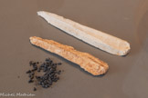 <center>Le musée Fenaille </center>Grains de blé et lames de faucille vers 3 300 - 2 200 avant notre ère
matériau organique et silex.
Martial (les Grèzes) et Salles-La-Source (Les Vézinies)