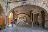 <center>Villefranche-de-Rouergue </center>Arcades Alphonse de Poîtiers. Les consuls. Los côssols.
En 1256, quatre années après sa fondation, et alors que plusieurs centaines de familles se sont installées dans la bastide, le roi Louis IX accorde des privilèges à Villefranche. La ville se dote alors d’un pouvoir consulaire.
Chaque année, quatre consuls sont désignés parmi les bourgeois de la ville. Les consuls, dont le mandat, sauf exception, n’est pas renouvelable, représentent les habitants, défendent leurs intérêts, reçoivent leurs doléances, arbitrent les litiges et rendent compte au roi de la bonne gestion de la ville. Ils siègent et se réunissent dans la maison consulaire ou maison commune, mentionnée dès 1350, dans laquelle sont conservés les sceaux, les clefs de la ville, les livres de compte et les archives.
L’exercice consulaire périclite progressivement pour devenir une charge honorifique, et disparaît au XVIIIe siècle lorsqu’est créée la charge de maire.