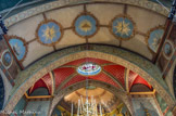 <center>Eglise St-Jean Baptiste.</center>Le transept est séparé de l'avant-chœur par une sorte d'arc triomphal qui épouse la voûte et ses piliers.
