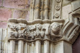 <center>Saint-Jean-Pied-de-Port</center>L’église, anciennement Notre-Dame du Bout du Pont est actuellement l'église de l'Assomption-de-la-Vierge. Elle est après la cathédrale de Bayonne, l'édifice gothique le plus important du Pays Basque français. La tradition attribue sa construction au roi de Navarre, Sanche le Fort, en commémoration de la victoire sur les Maures à Las Navas de Tolosa en 1212. Les premières assises de pierres sont gravées de marques lapidaires laissées par les tailleurs de pierre,.