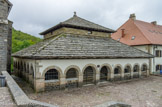 <center>Roncevaux</center>Le bâtiment le plus ancien est la Chapelle del Espîritu Santo ou silo de Charlemagne. De style roman, avec plan carré et voûte sur arcs diagonaux, elle se dresse sur une crypte à voûte en berceau.